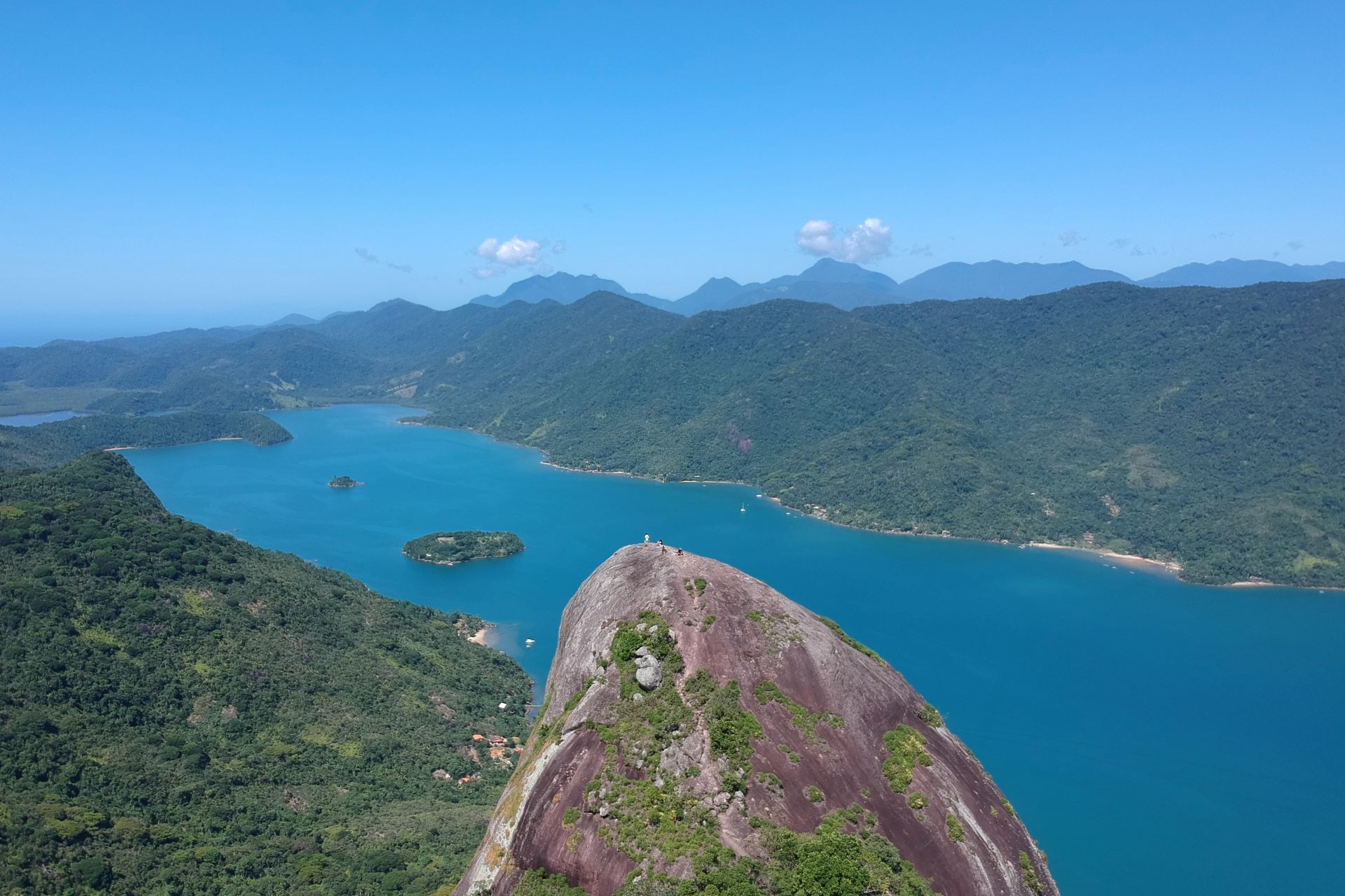 Pico do Pão de Açúcar no Saco do Mamanguá, em Paraty, RJ
